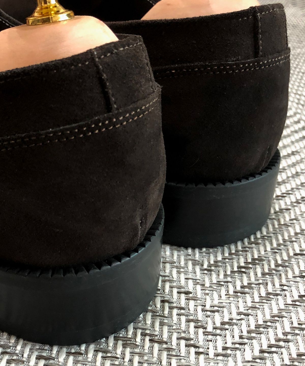 조앤슈(JOENSHOE) 르누아르 골드버클 스웨이드 싱글 몽크스트랩 다크브라운