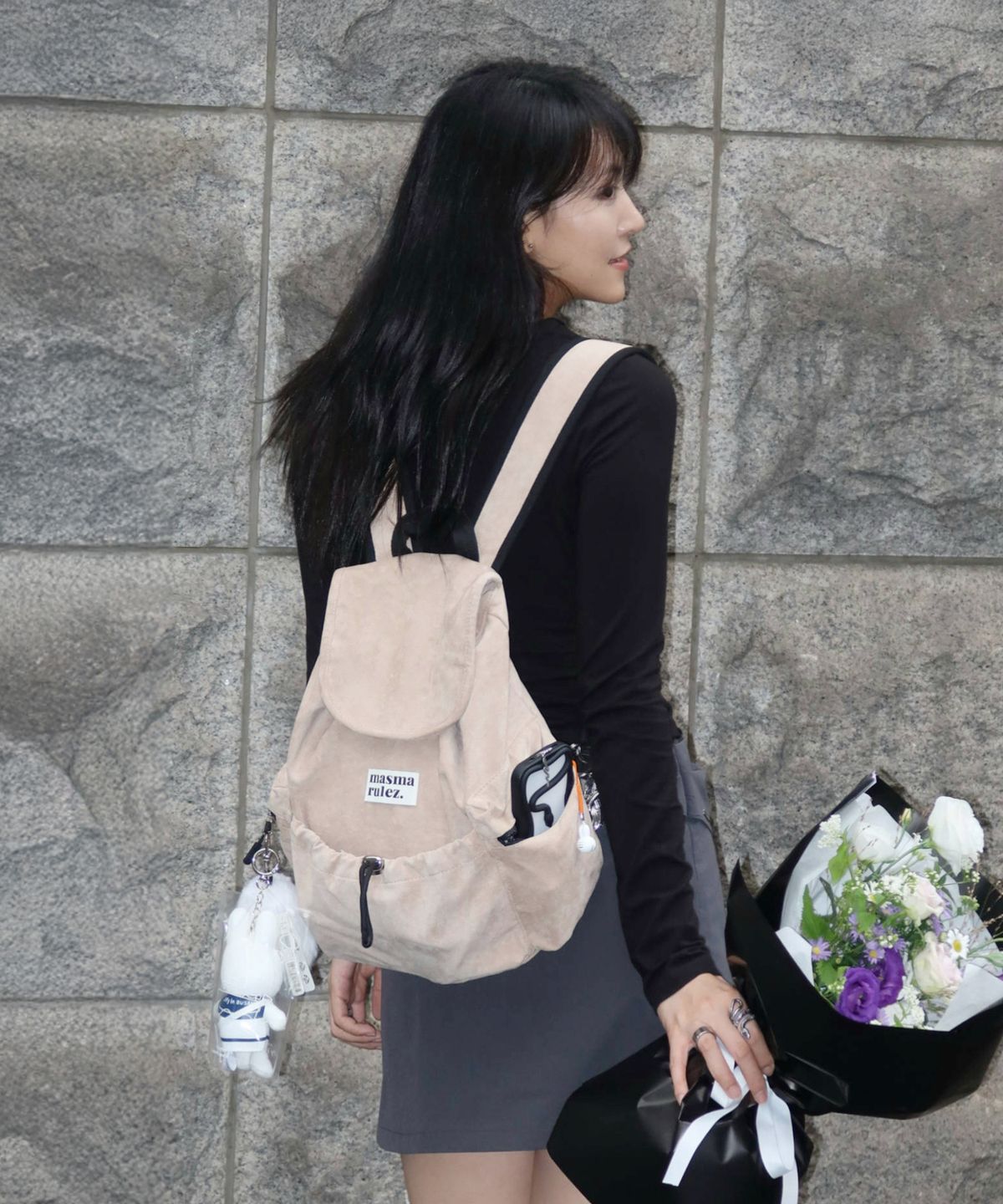 마스마룰즈(MASMARULEZ) 미니 스웨이드 플랩백팩 _베이지