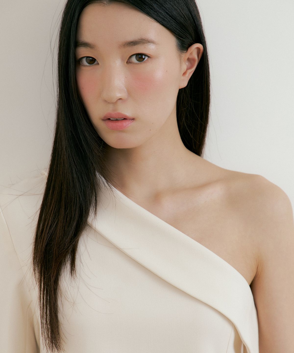 루시르주(LUCIR ZU) One shoulder Callar One-piece (cream)