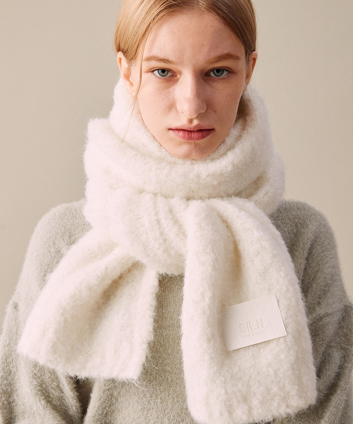 실른(SILN) Long cloud boucle knit muffler (IVORY)