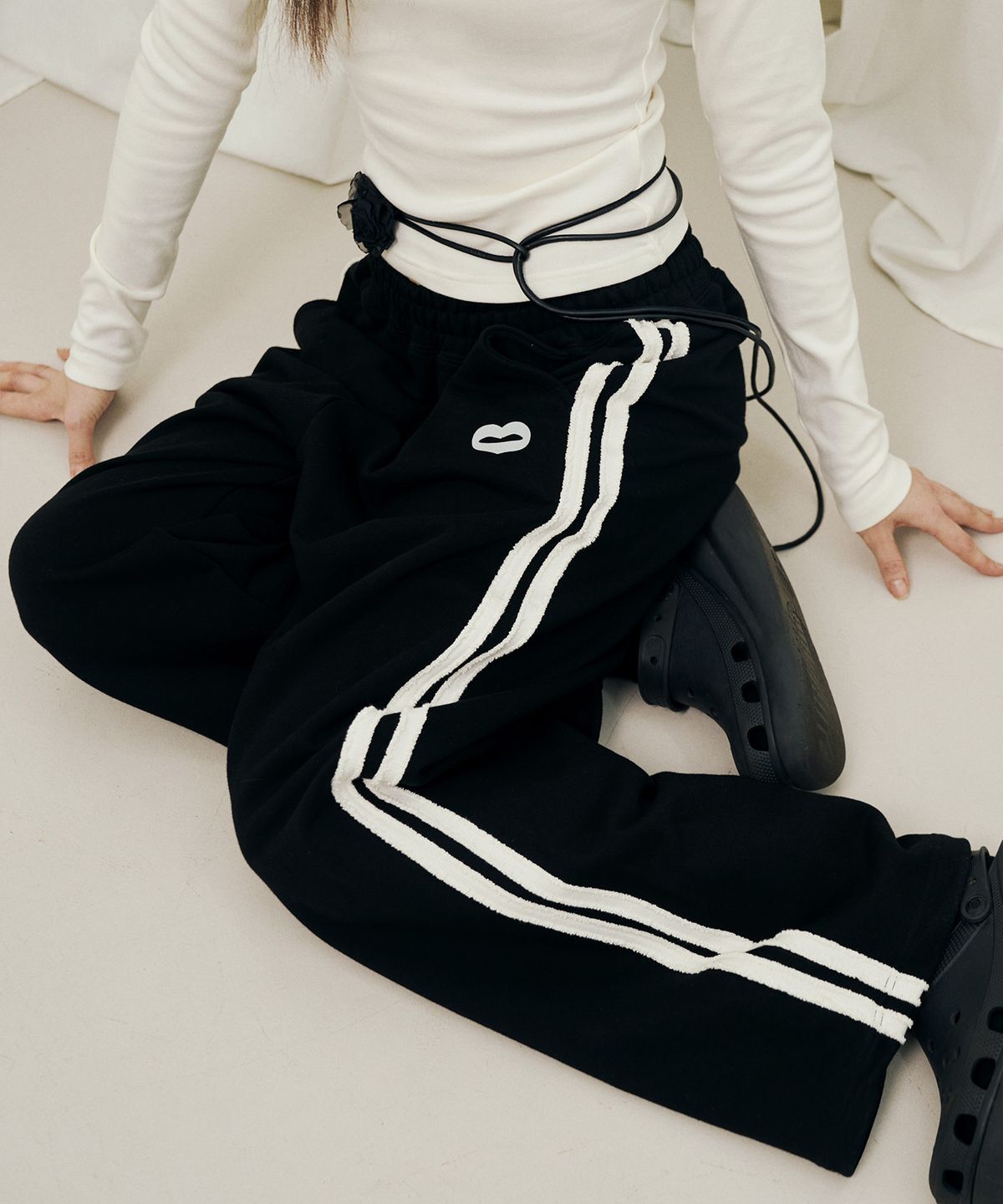 미헤브(MIHEV) [UNISEX] 더블 라인 스트라이프 스웻팬츠 블랙