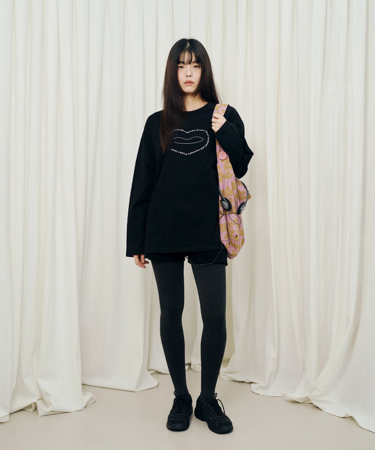 미헤브(MIHEV) [UNISEX] 레터링 심볼 오버사이즈 롱슬리브 블랙