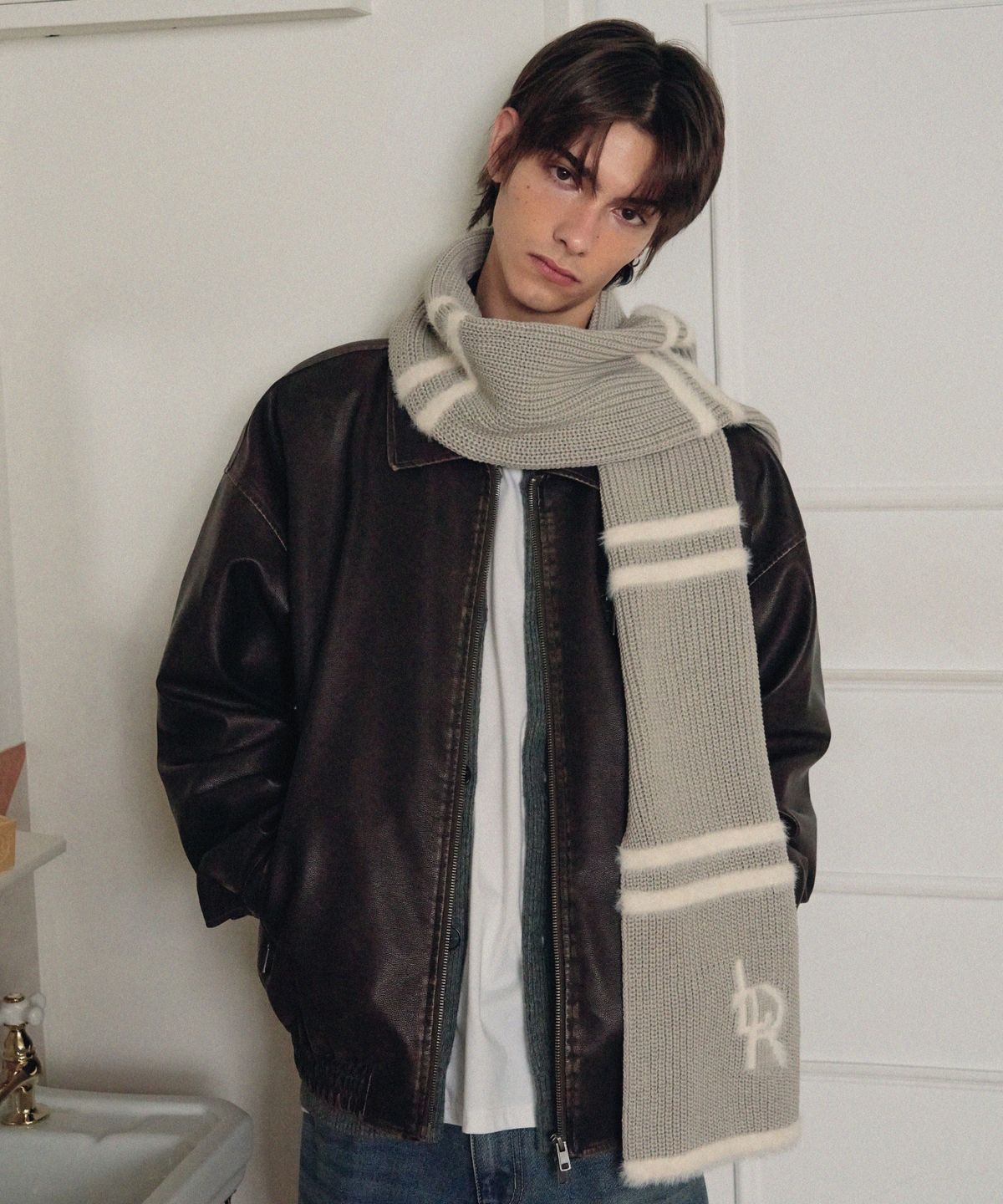 레더리(LEATHERY) 플러피 스트라이프 니트 머플러 [LIGHT GREY]