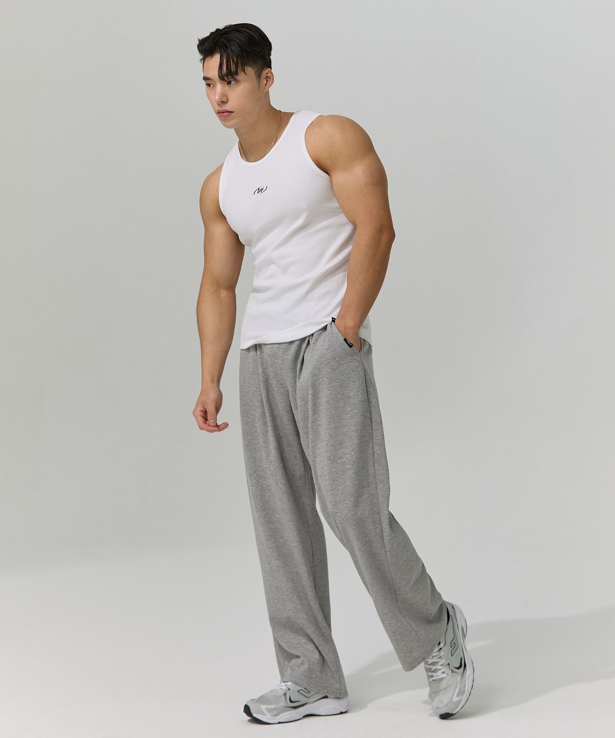 블랙몬스터핏(BLACK MONSTER FIT) [논기모/기모] 원턱 와이드 트레이닝 팬츠 (Gray) / BM240509-1