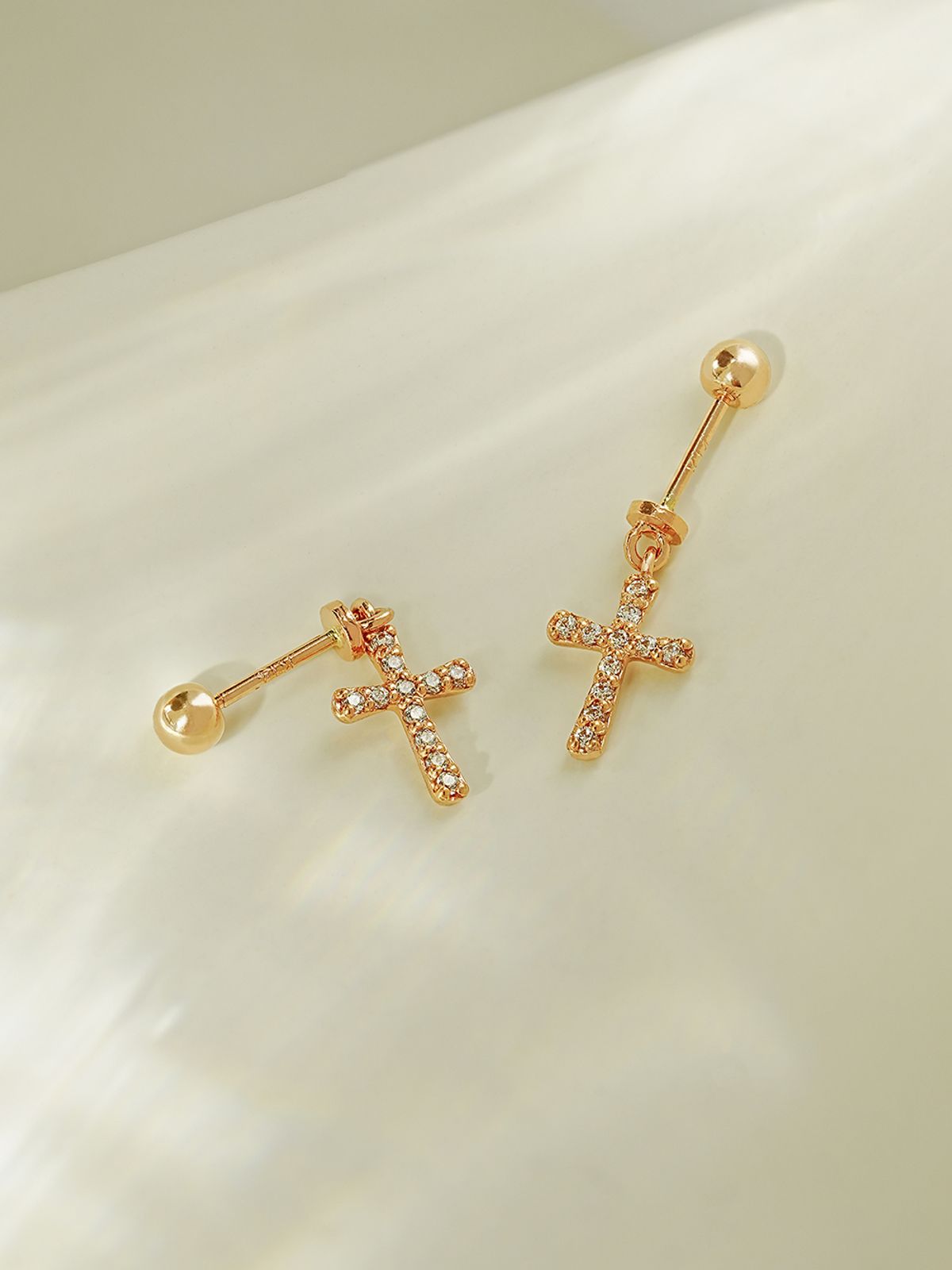 미니멀피어싱(MINIMALPIERCING) 14K 모던 큐빅 십자가 드롭 피어싱 귀걸이
