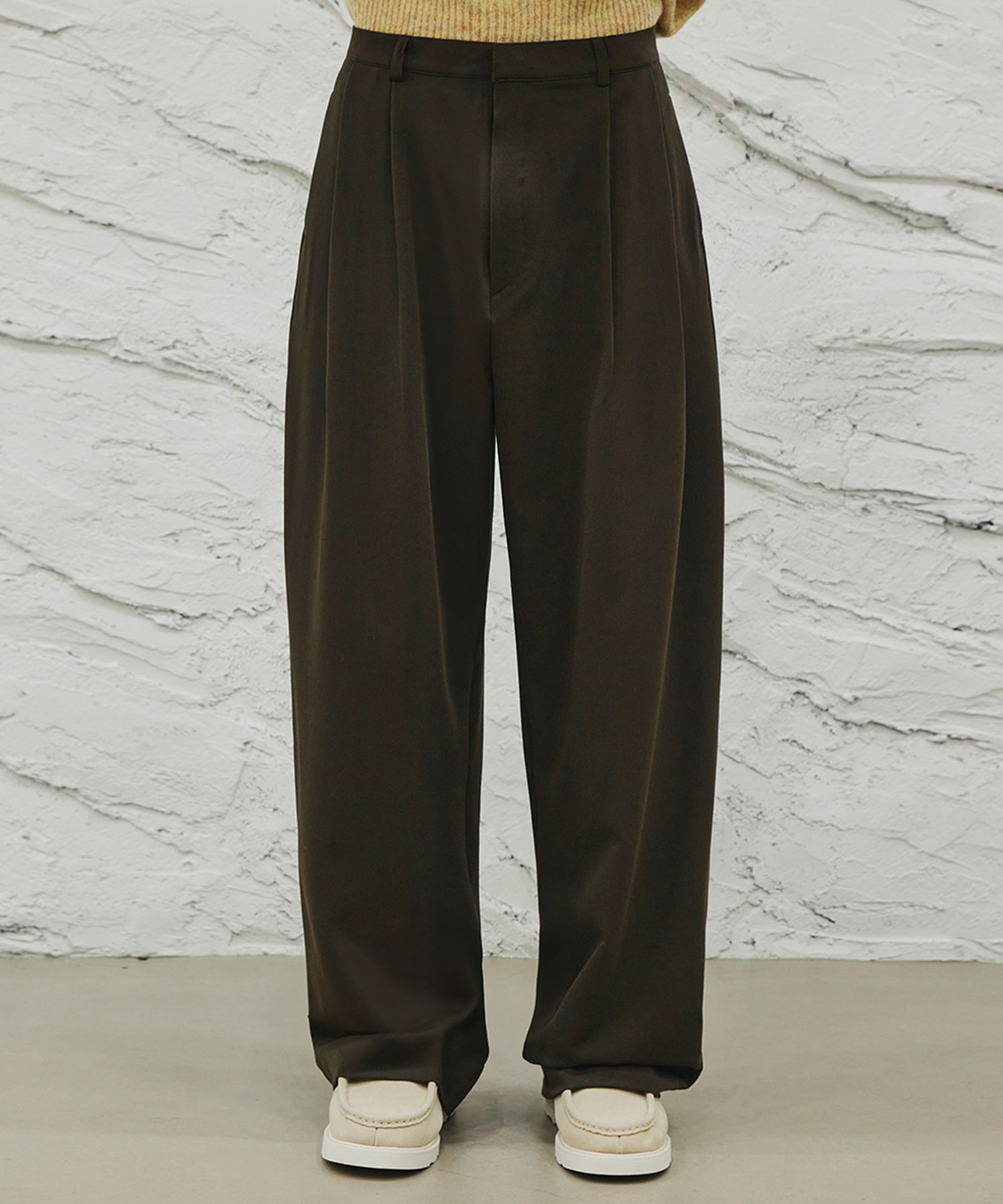 MUSINSA | SIGNATURE Double-Tuck Wide Slacks [Deep Brown] display picture 1