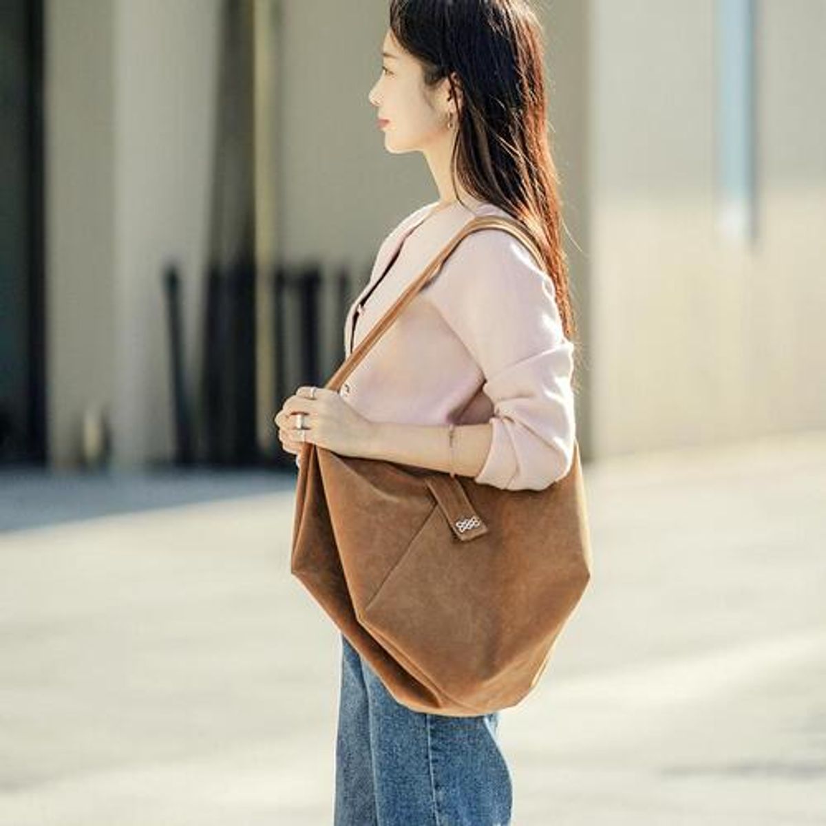 수인(SUIN) 스웨이드 쌈지숄더백 카멜브라운