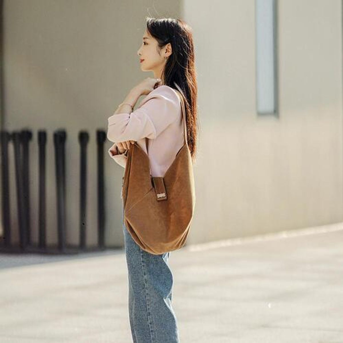 수인(SUIN) 스웨이드 쌈지숄더백 카멜브라운