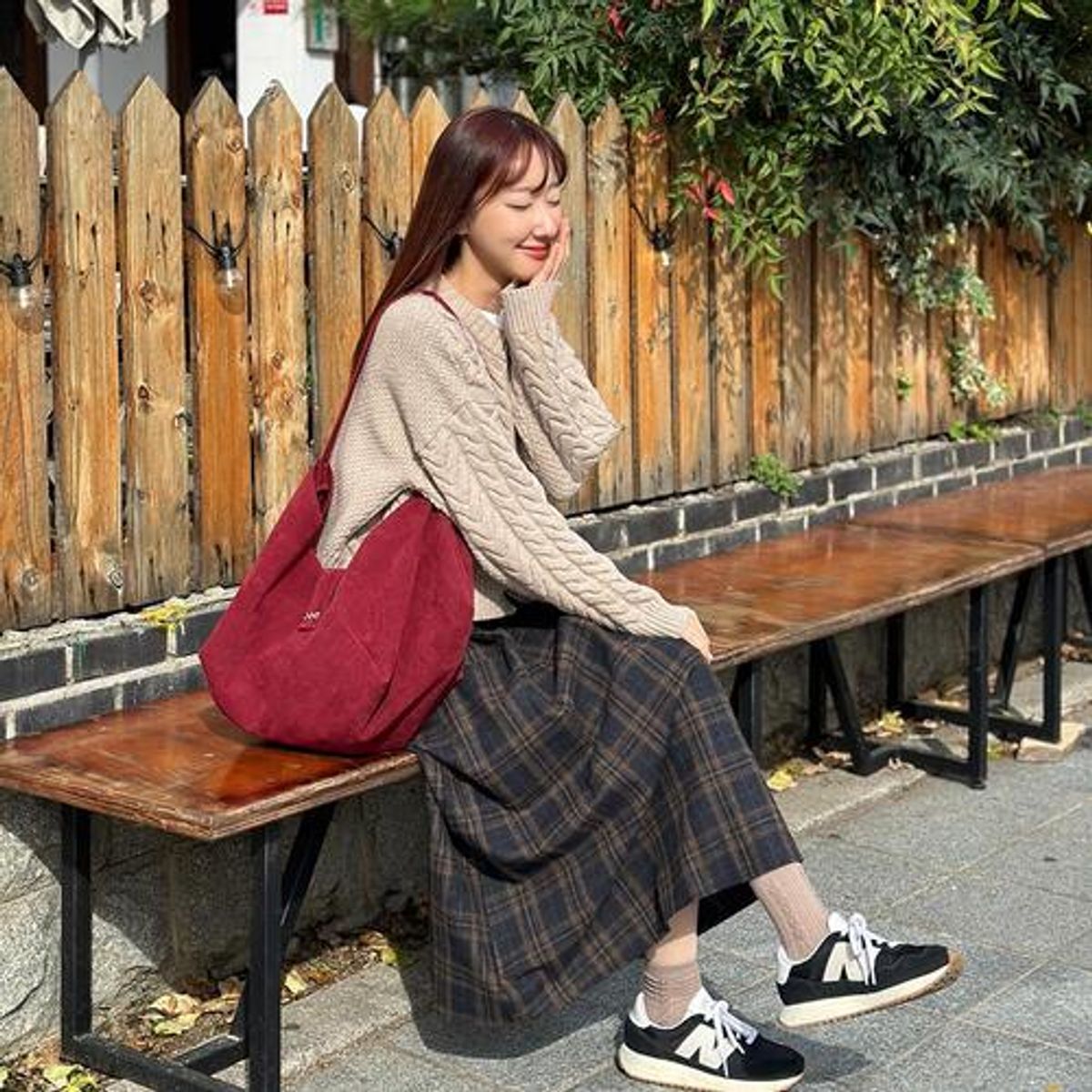 수인(SUIN) 스웨이드 쌈지 숄더백- 버건디