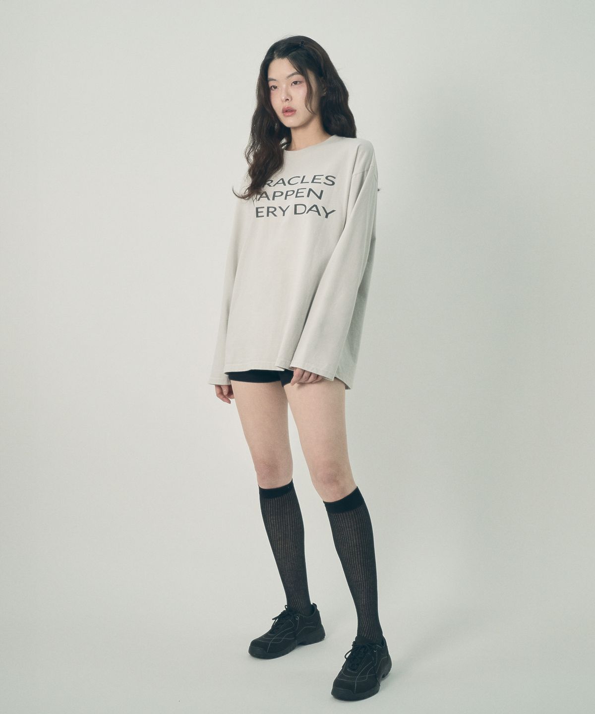 미헤브(MIHEV) [UNISEX] 슬로건 오버사이즈 롱 슬리브 라이트 그레이