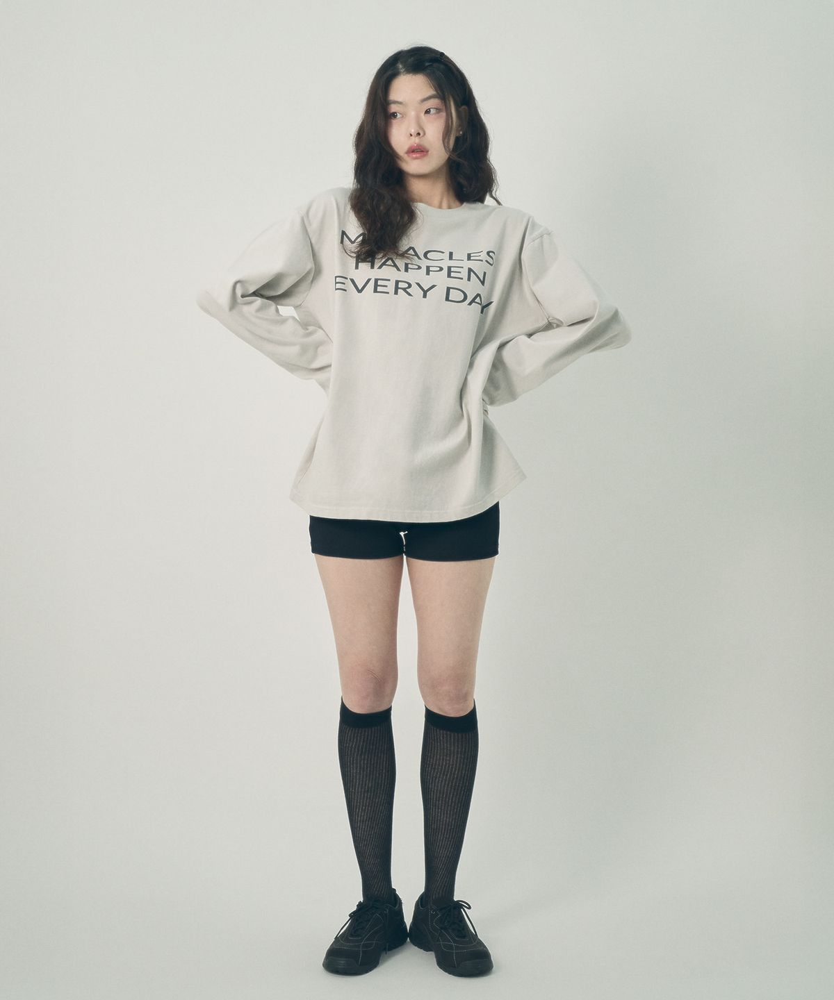 미헤브(MIHEV) [UNISEX] 슬로건 오버사이즈 롱 슬리브 라이트 그레이
