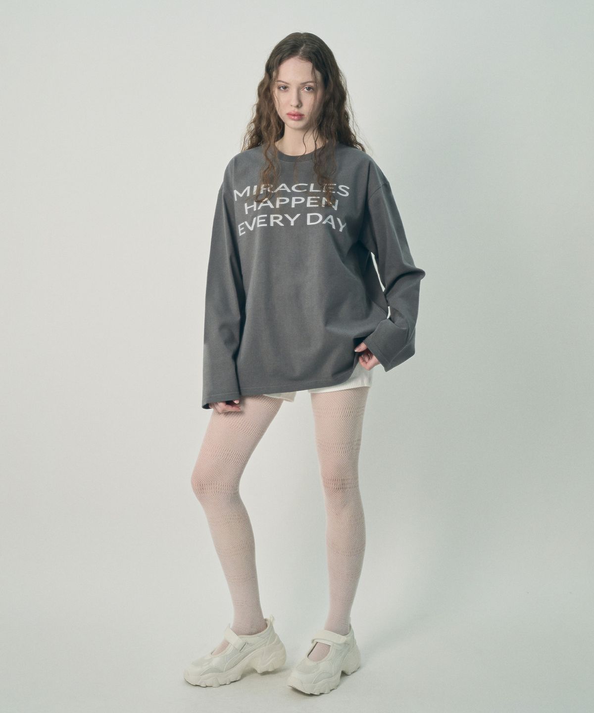 미헤브(MIHEV) [UNISEX] 슬로건 오버사이즈 롱 슬리브 차콜