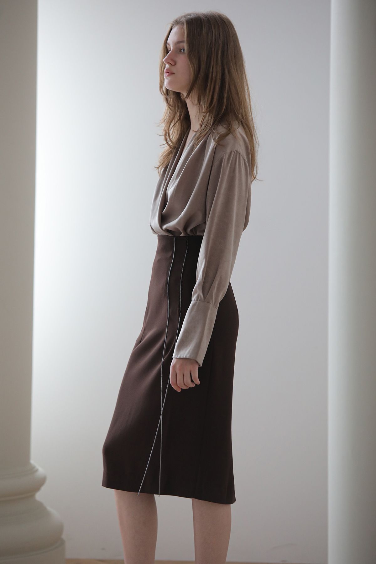 까이에(CAHIERS) [까이지엔느] 체인 트리밍 H라인 스커트_브라운