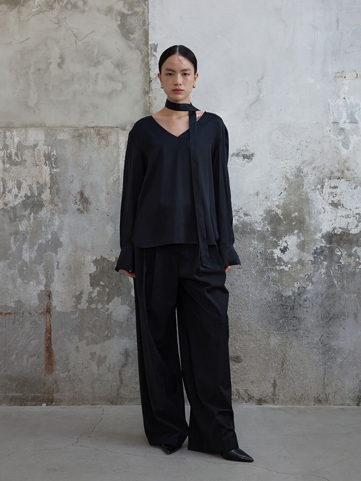분닥세인츠(THE BOONDOCK SAINTS) Skinny Tie Silk Blouse Black