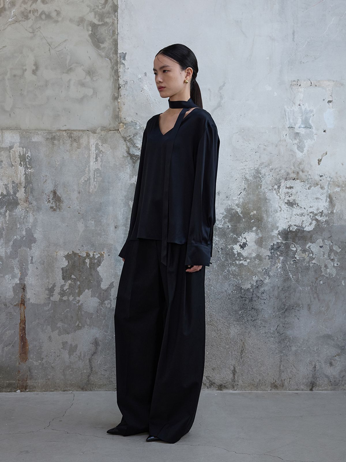 분닥세인츠(THE BOONDOCK SAINTS) Skinny Tie Silk Blouse Black