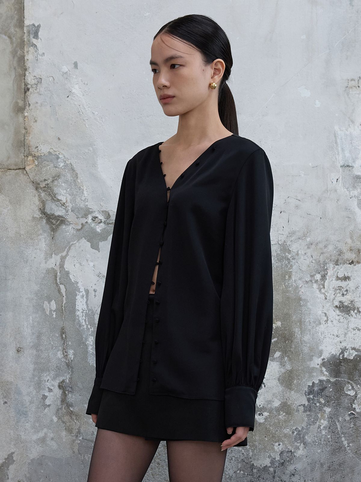 분닥세인츠(THE BOONDOCK SAINTS) Button Point Puff Blouse Black