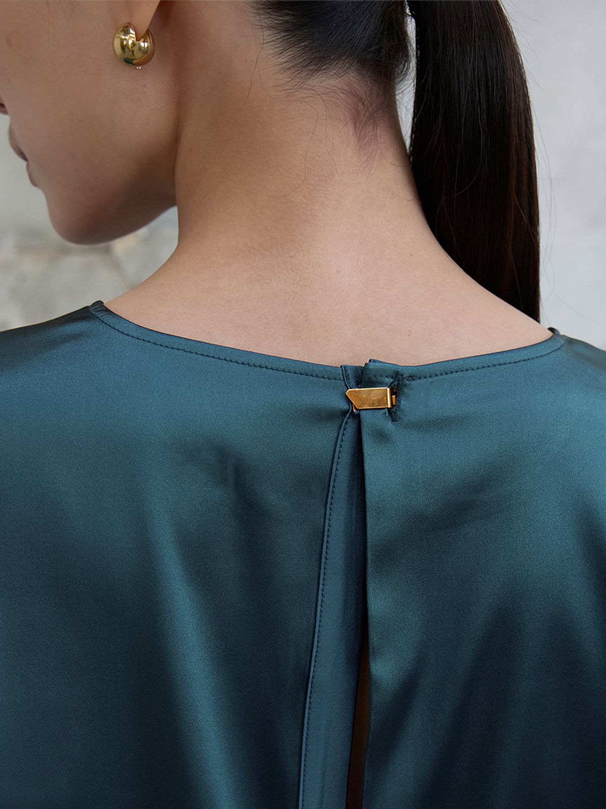 분닥세인츠(THE BOONDOCK SAINTS) Back Slit Silk Blouse Turquise