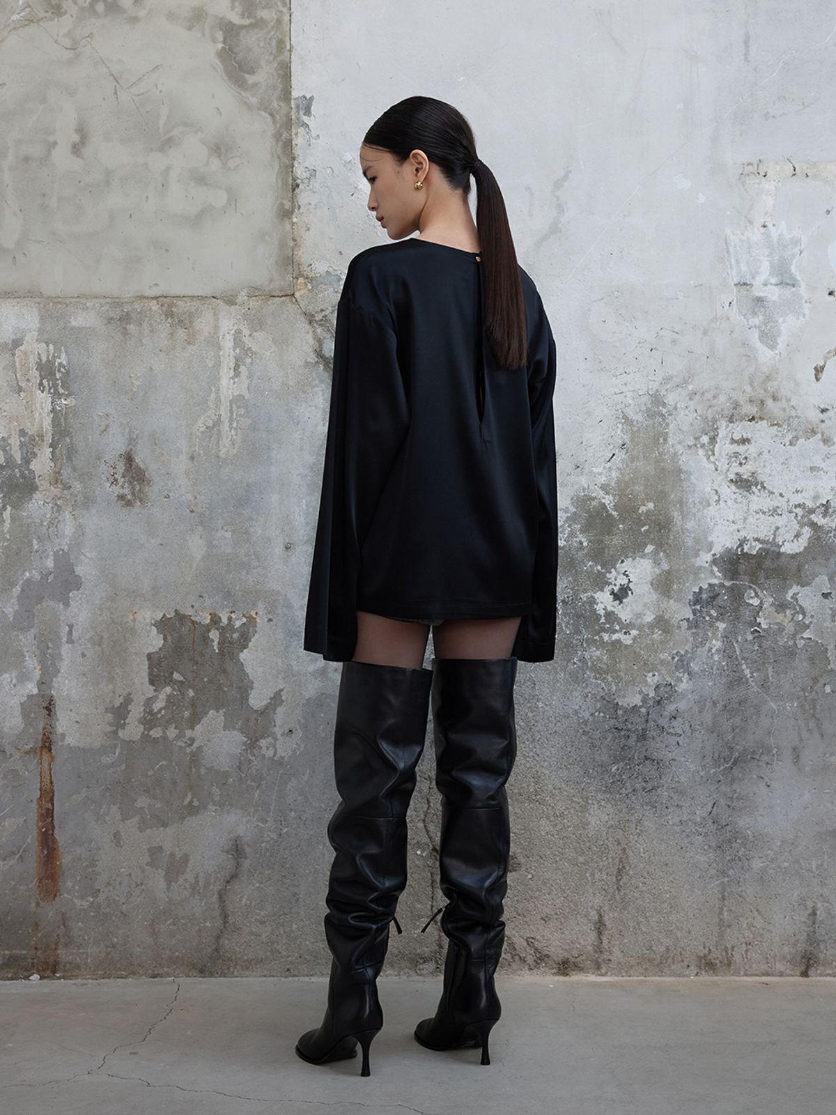 분닥세인츠(THE BOONDOCK SAINTS) Back Slit Silk Blouse Black