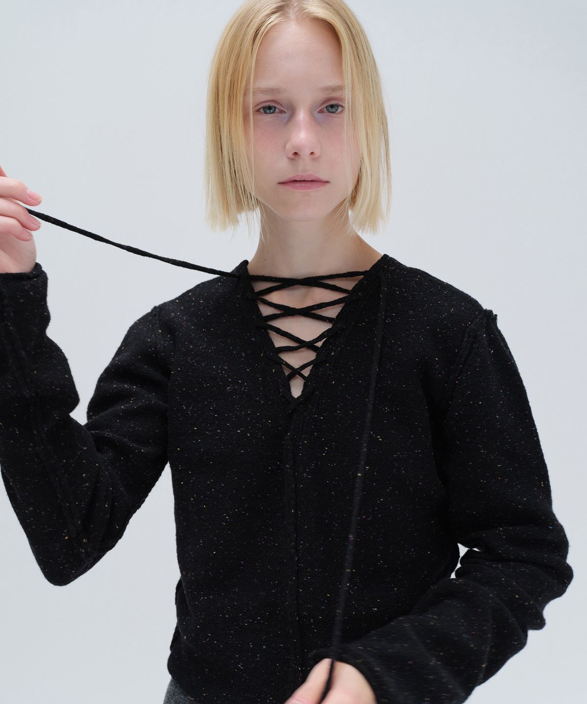 다이애그널(DIAGONAL) V NECK LACE UP KNIT (black)