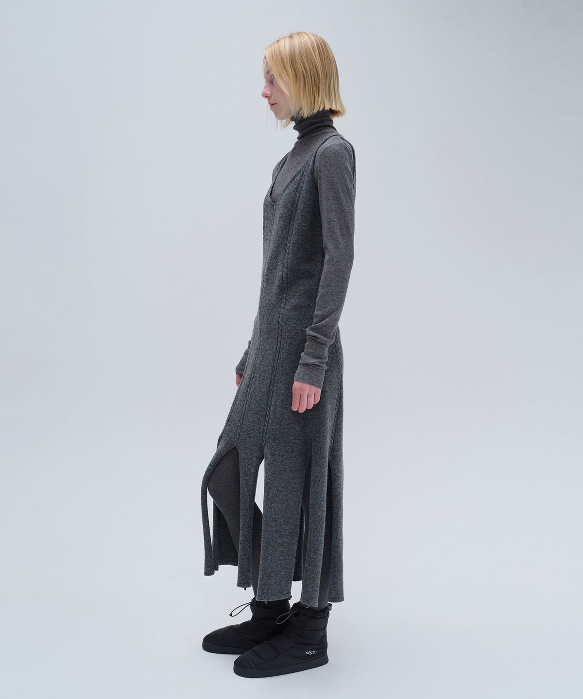 다이애그널(DIAGONAL) UNBALANCE SLIT KNIT DRESS (charcoal)