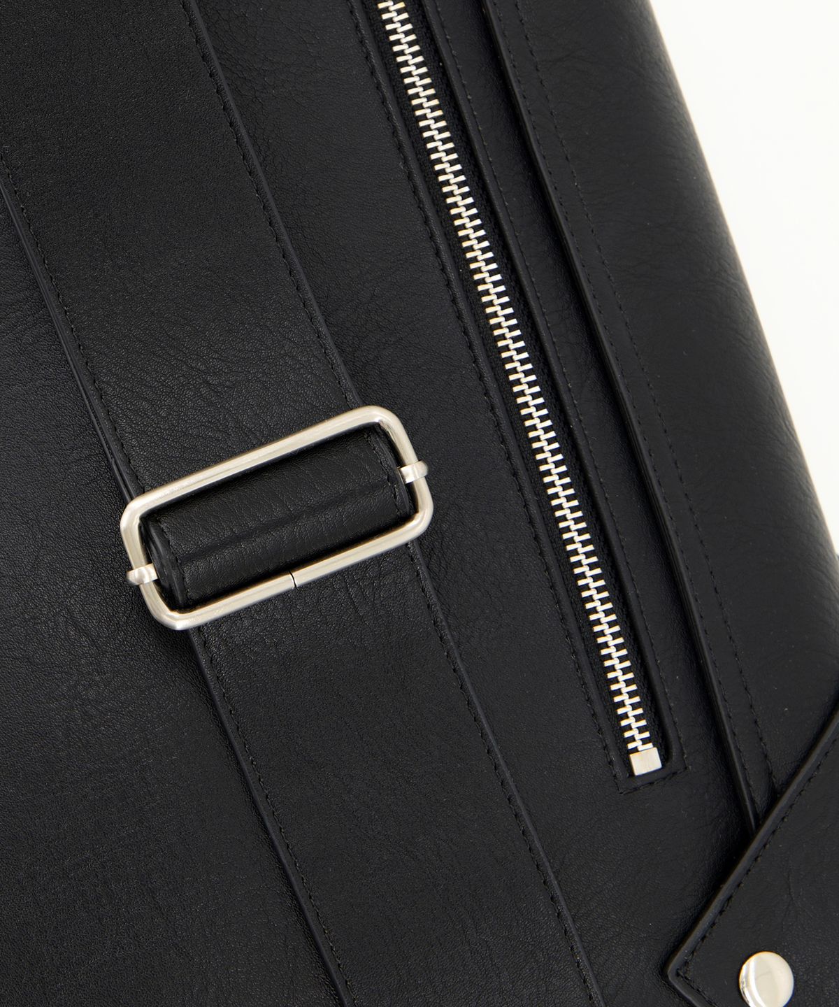이우가마카라스(IUGAMAKARAS) Bumpy Buckle Holster Bag
