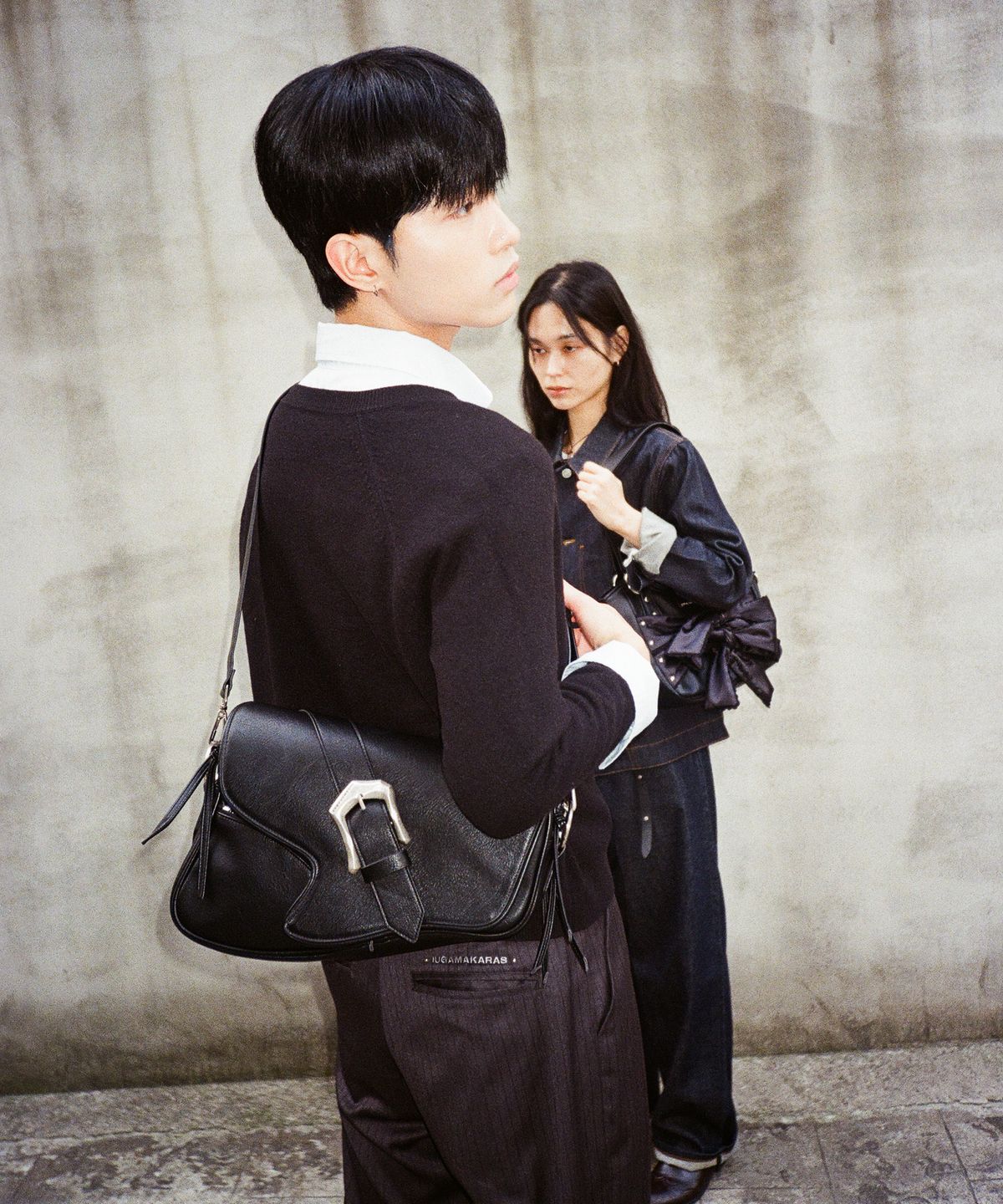 이우가마카라스(IUGAMAKARAS) Bumpy Buckle Holster Bag