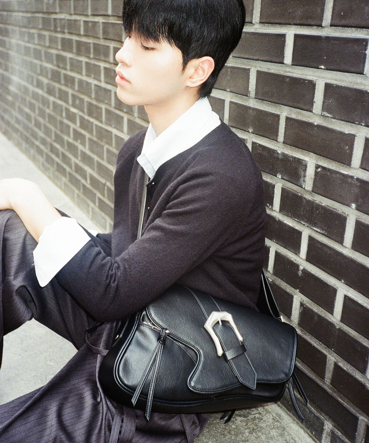 이우가마카라스(IUGAMAKARAS) Bumpy Buckle Holster Bag