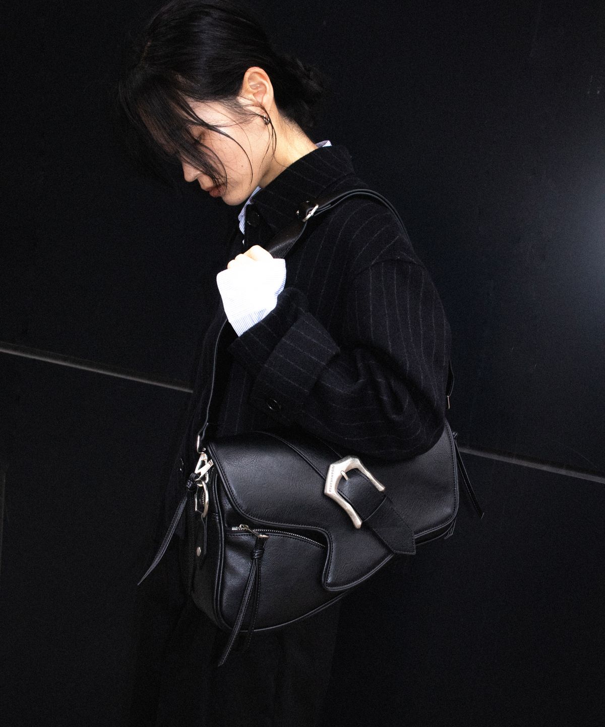 이우가마카라스(IUGAMAKARAS) Bumpy Buckle Holster Bag