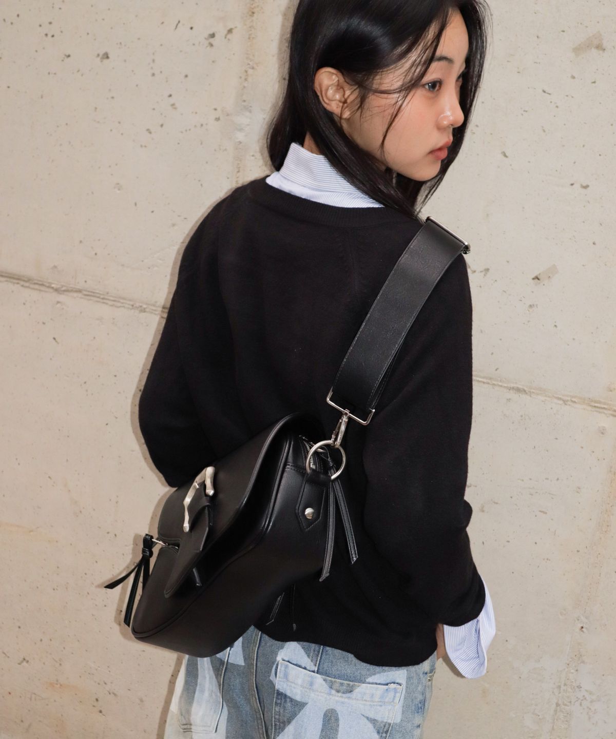이우가마카라스(IUGAMAKARAS) Bumpy Buckle Holster Bag