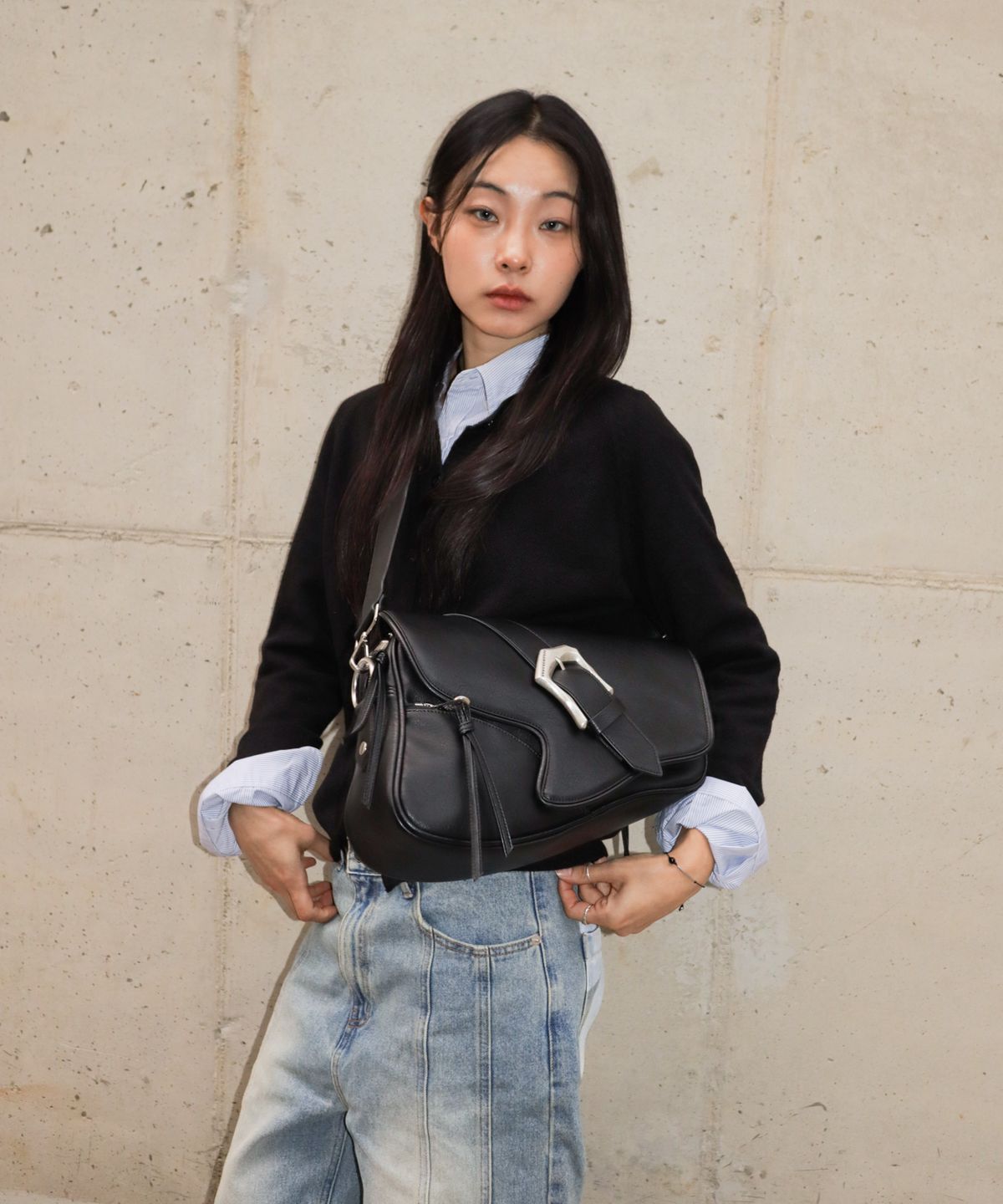 이우가마카라스(IUGAMAKARAS) Bumpy Buckle Holster Bag
