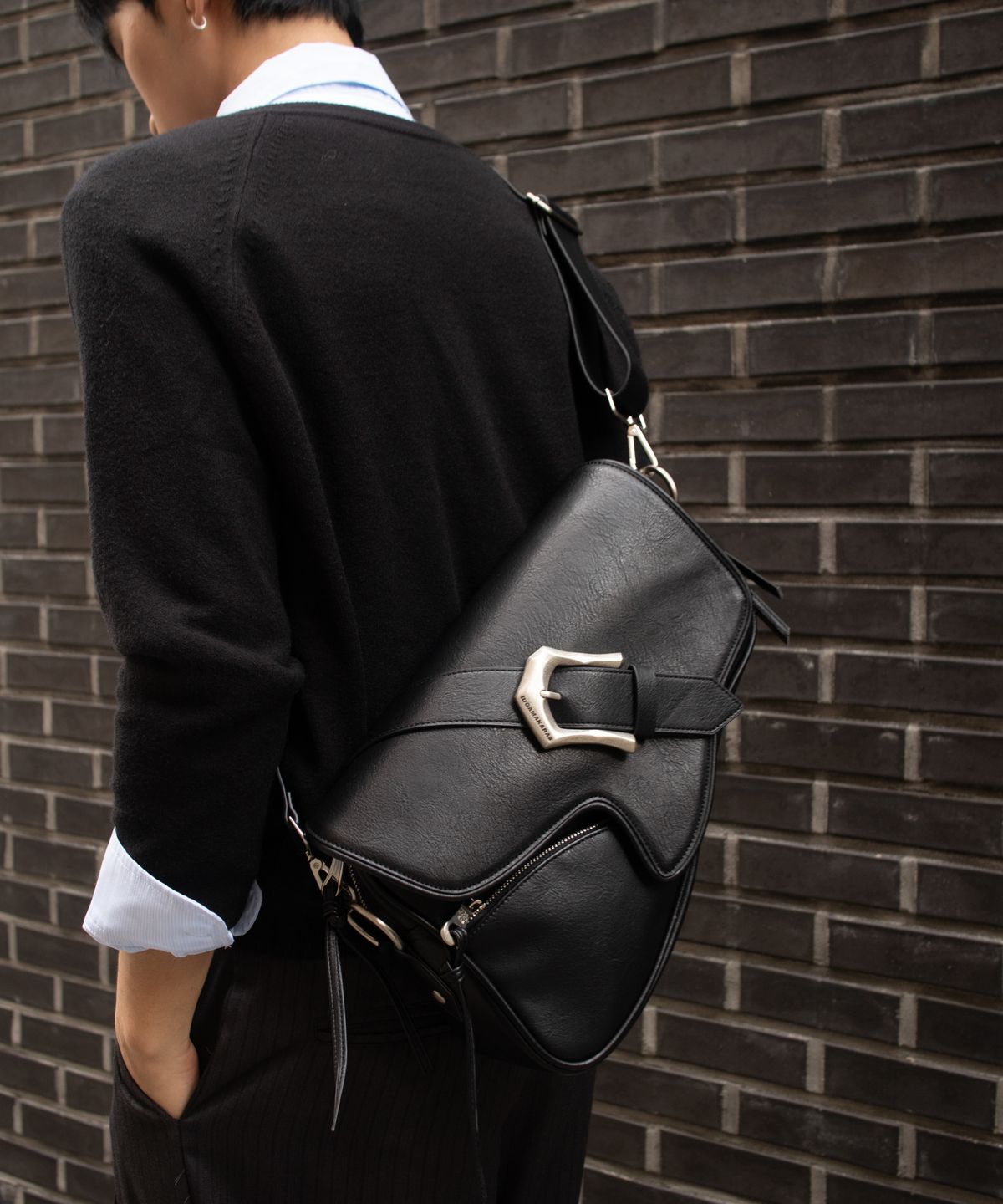 이우가마카라스(IUGAMAKARAS) Bumpy Buckle Holster Bag
