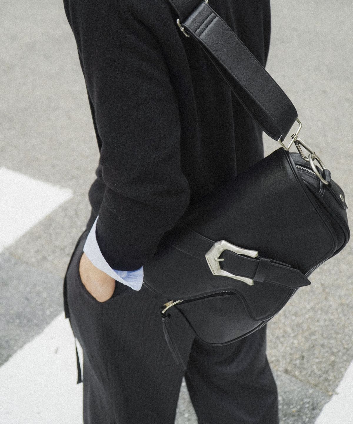 이우가마카라스(IUGAMAKARAS) Bumpy Buckle Holster Bag