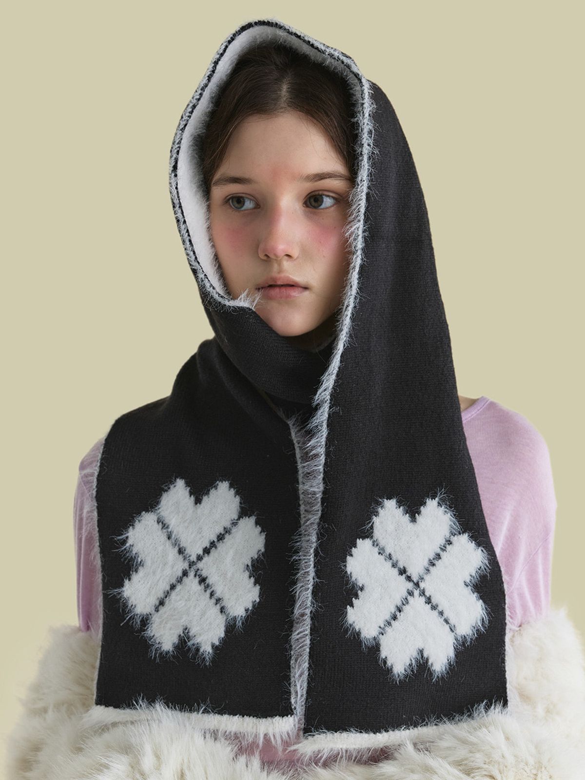 포에지담(POESIEDAME) DOUBLE CLOVER MUFFLER  IN BLACK