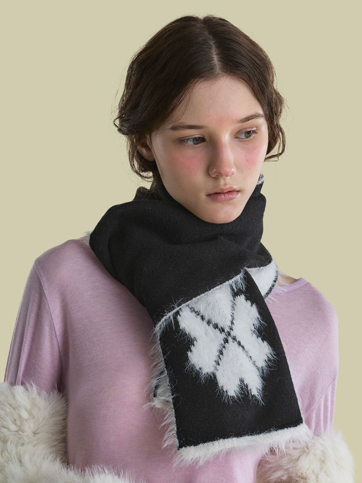 포에지담(POESIEDAME) DOUBLE CLOVER MUFFLER  IN BLACK