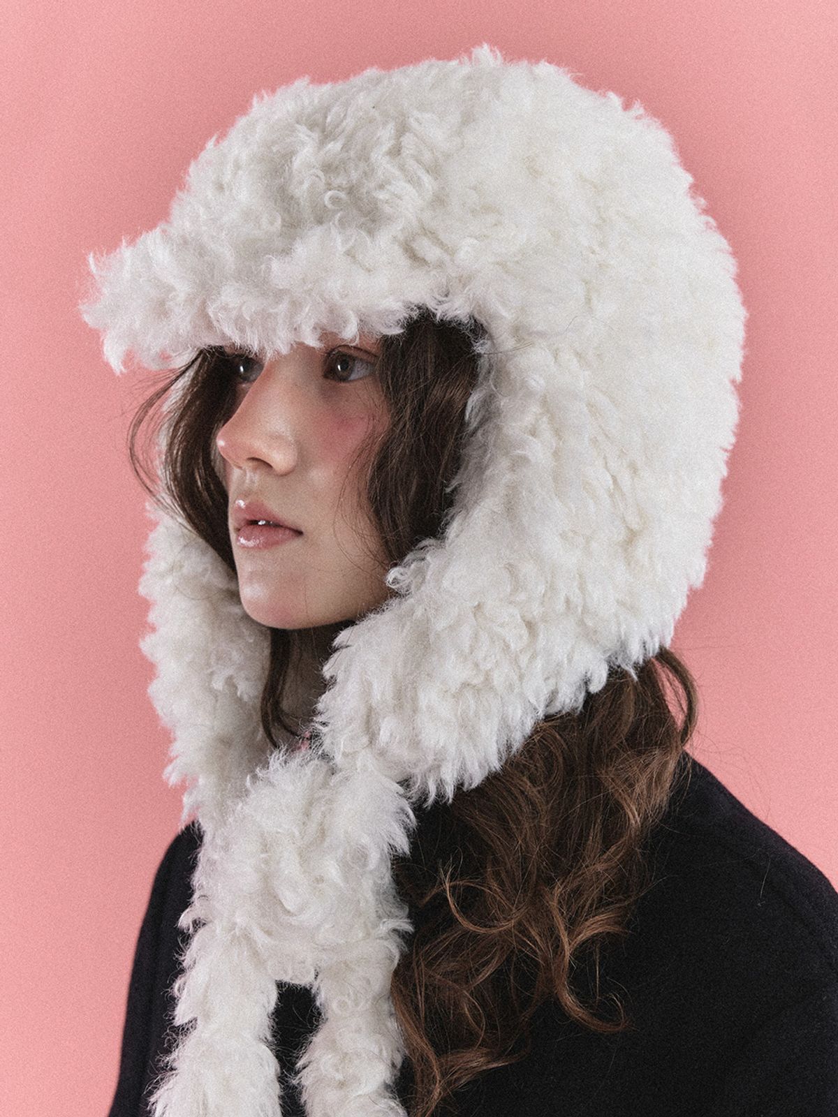 포에지담(POESIEDAME) KNOT EARFLAP HAT IN FURRY CREAM