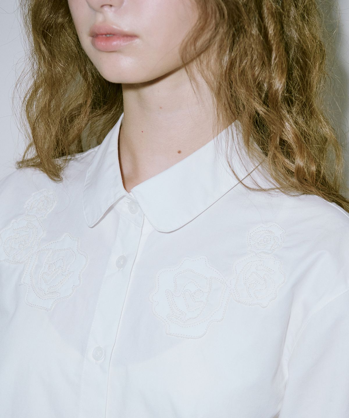 시눈(SINOON) Rose Artwork Shirt (White)