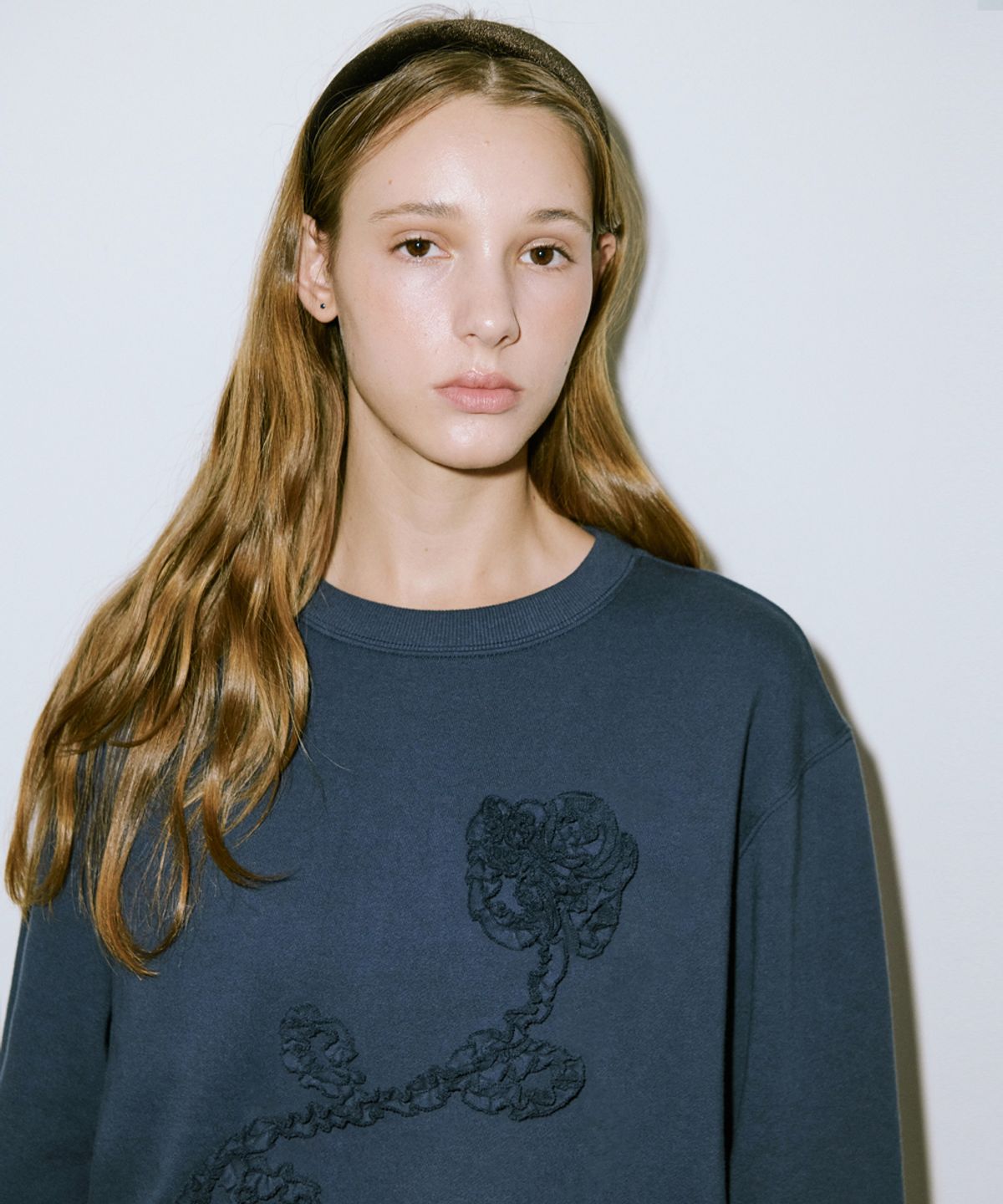 시눈(SINOON) Rose Frill Sweatshirt (Navy)