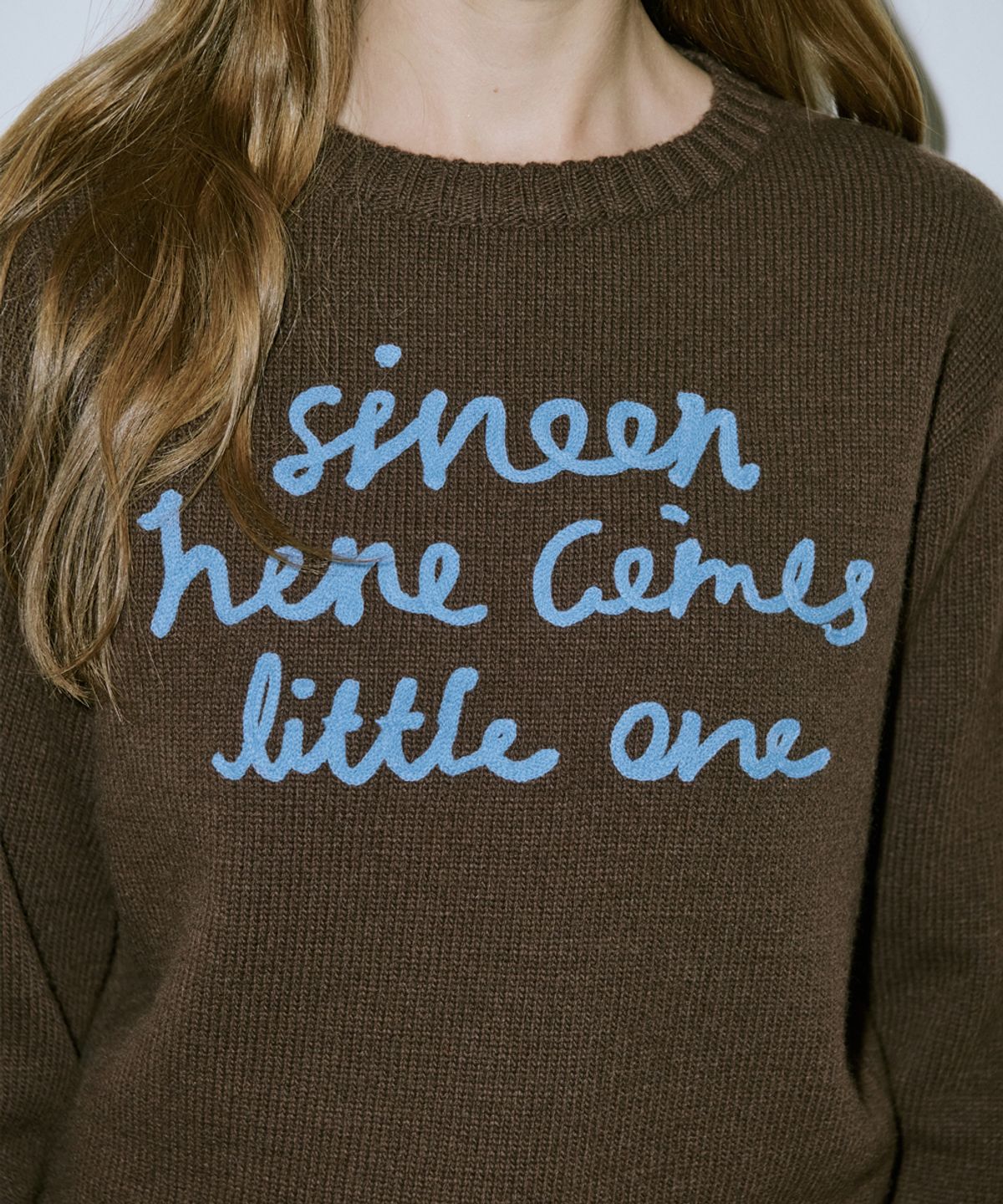 시눈(SINOON) Lettering Pullover Knit (Deep Brown)