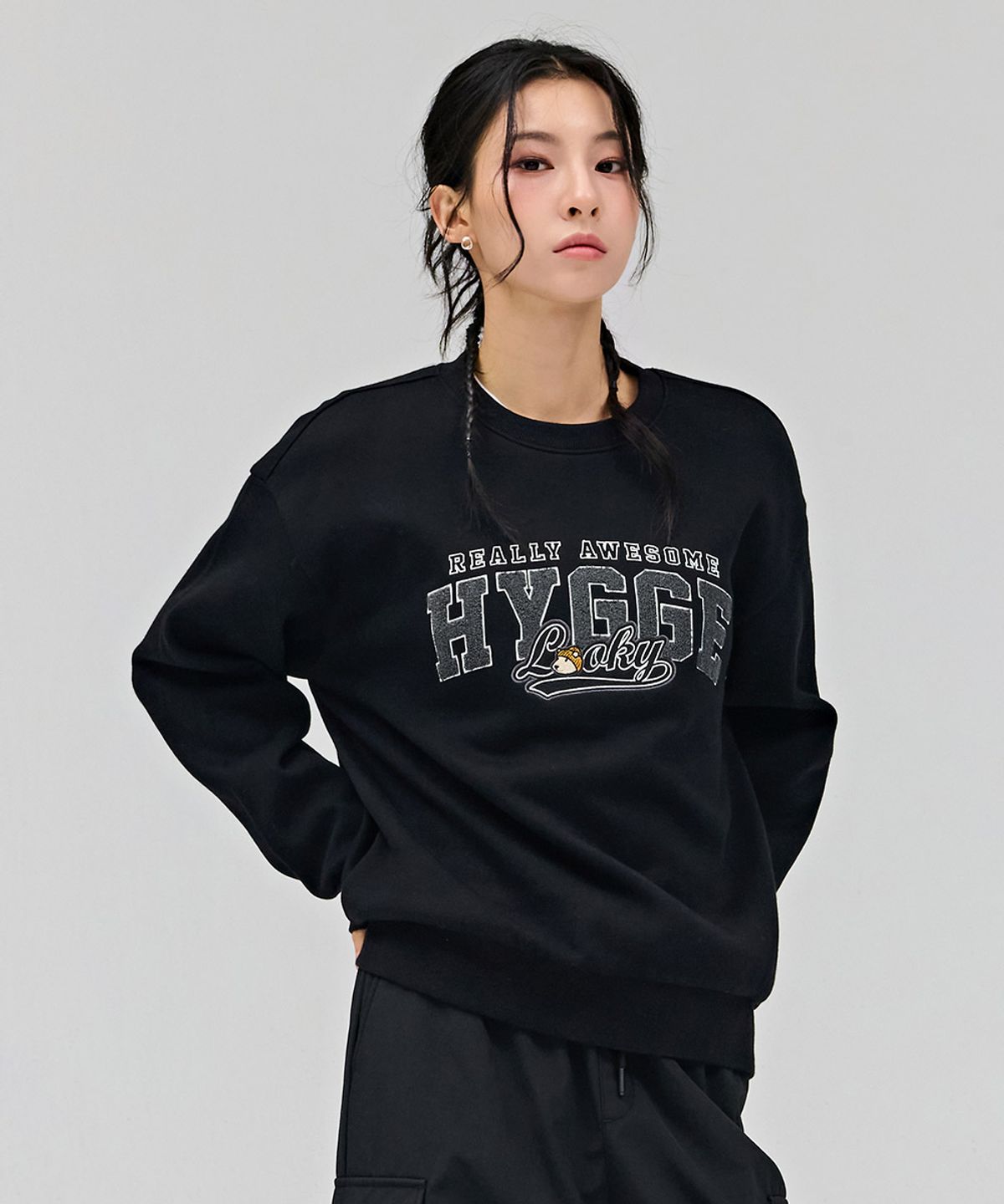 체이스컬트(CHASECULT) 공용 캐릭터 부클 자수 기모 맨투맨 티셔츠-블랙