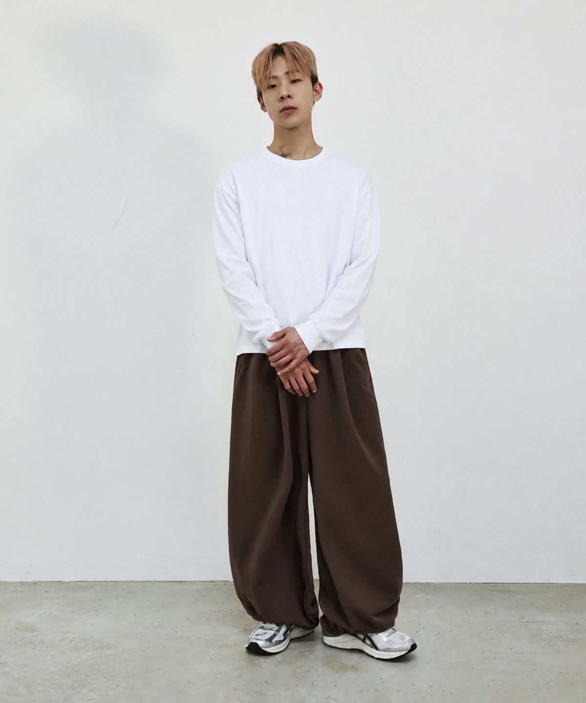 스켈리웩(SCALLYWAG) [기모선택] 커브드 원턱 스웨트 팬츠[브라운]