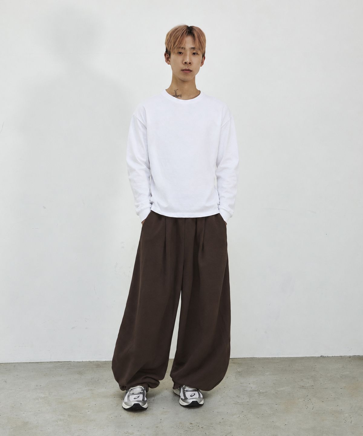 스켈리웩(SCALLYWAG) [기모선택] 커브드 원턱 스웨트 팬츠[브라운]