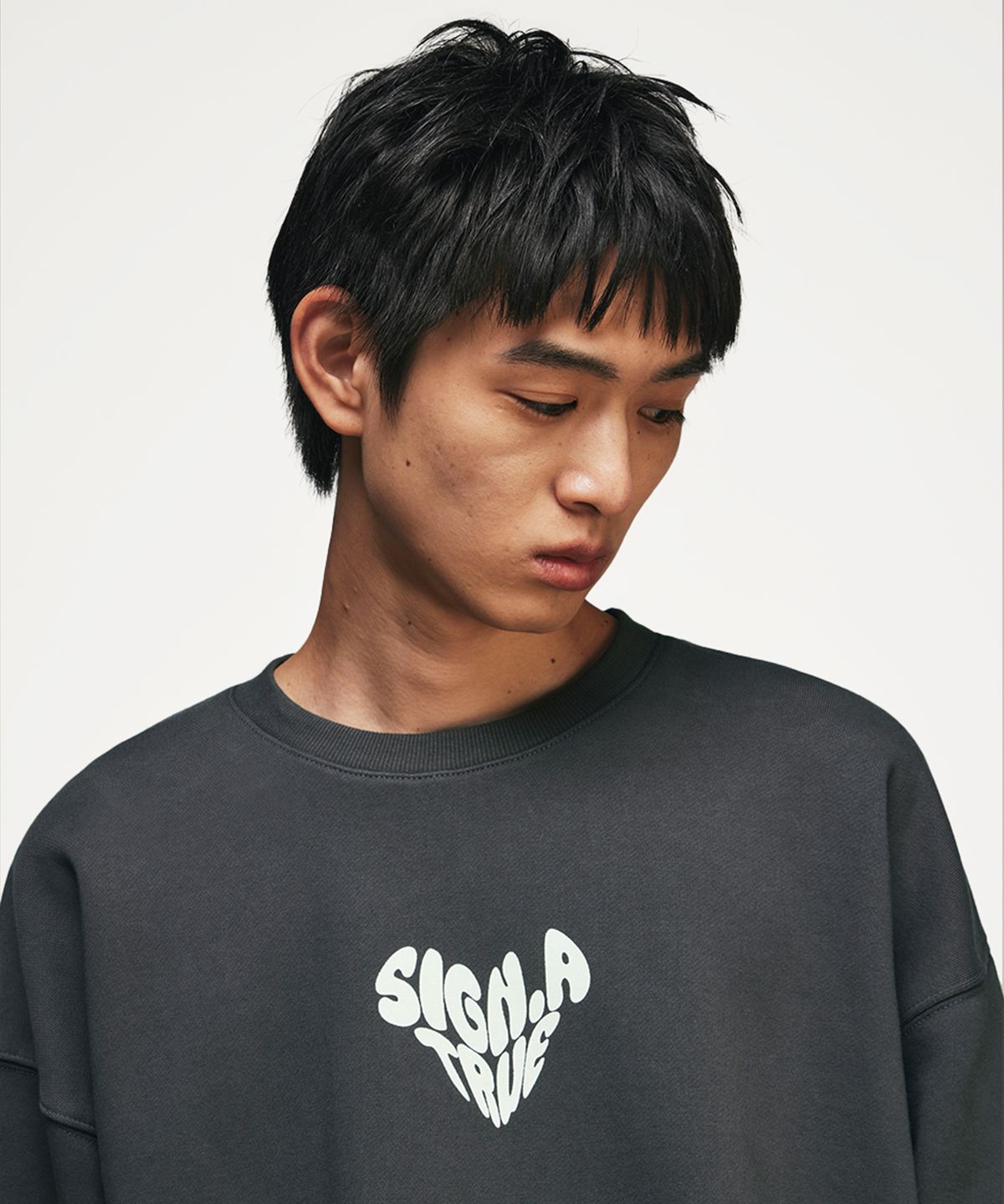 시그니처(SIGNATURE) 하트 로고 핑거홀 스웨트셔츠[차콜]