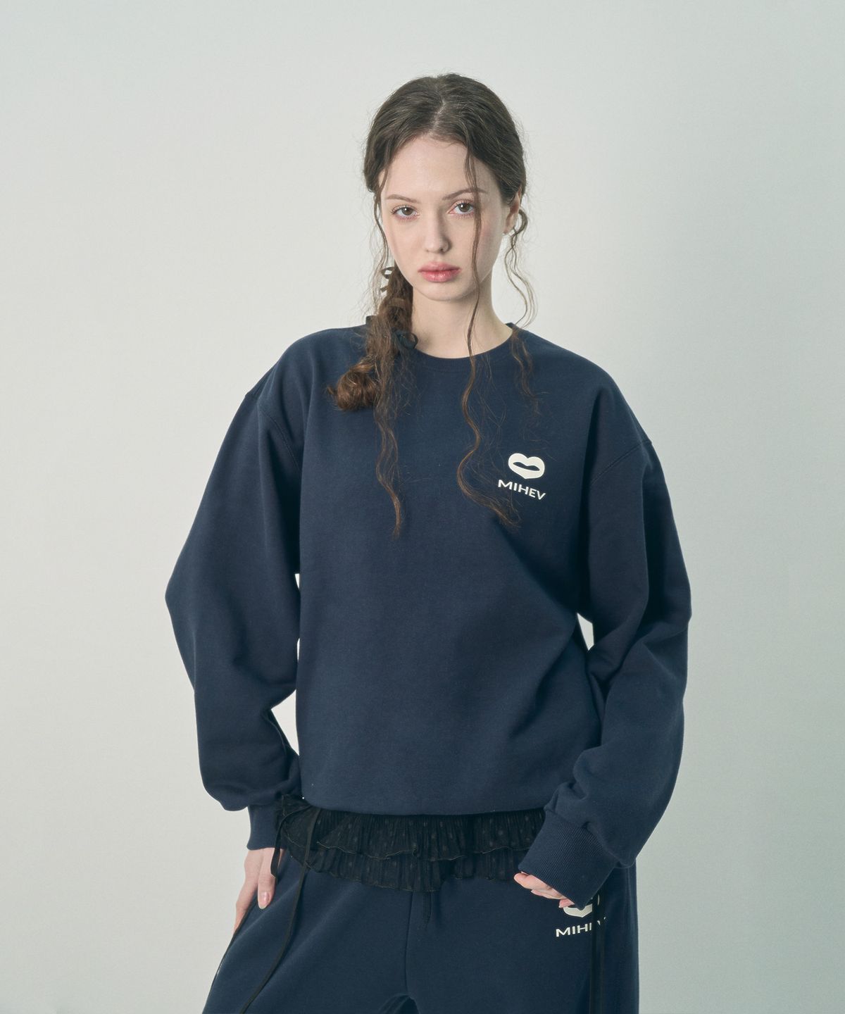 미헤브(MIHEV) [UNISEX] 스티치 클래식 로고 스웻셔츠 네이비
