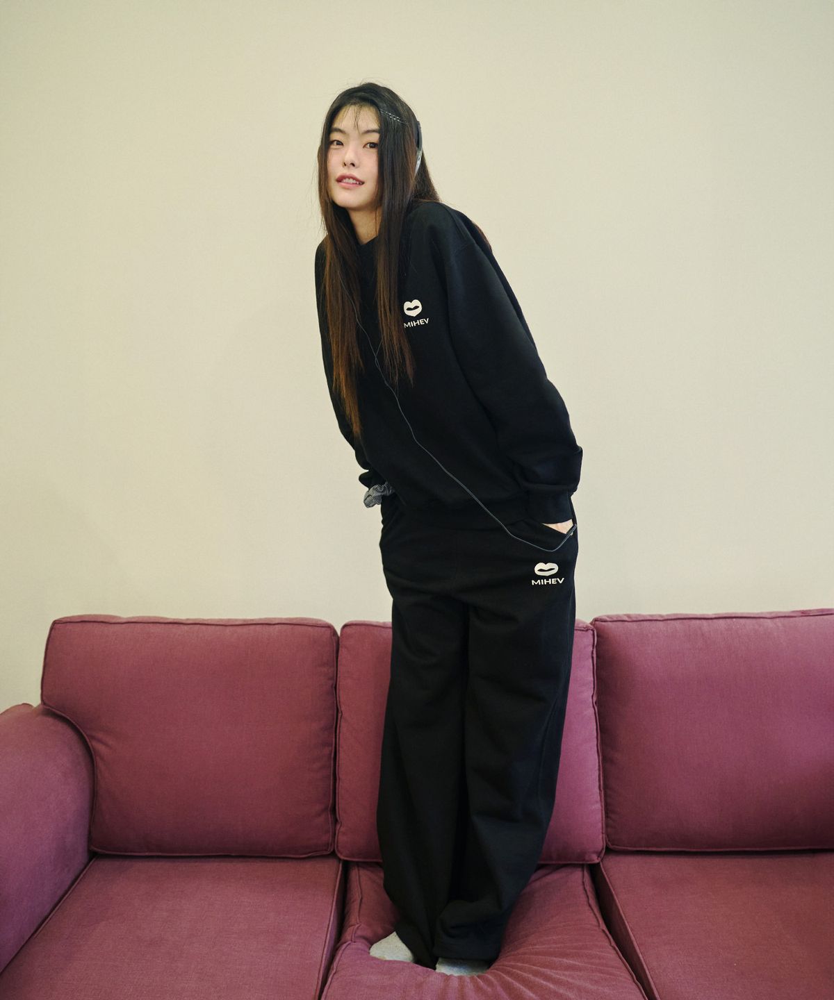 미헤브(MIHEV) [UNISEX] 스티치 클래식 로고 스웻셔츠 블랙