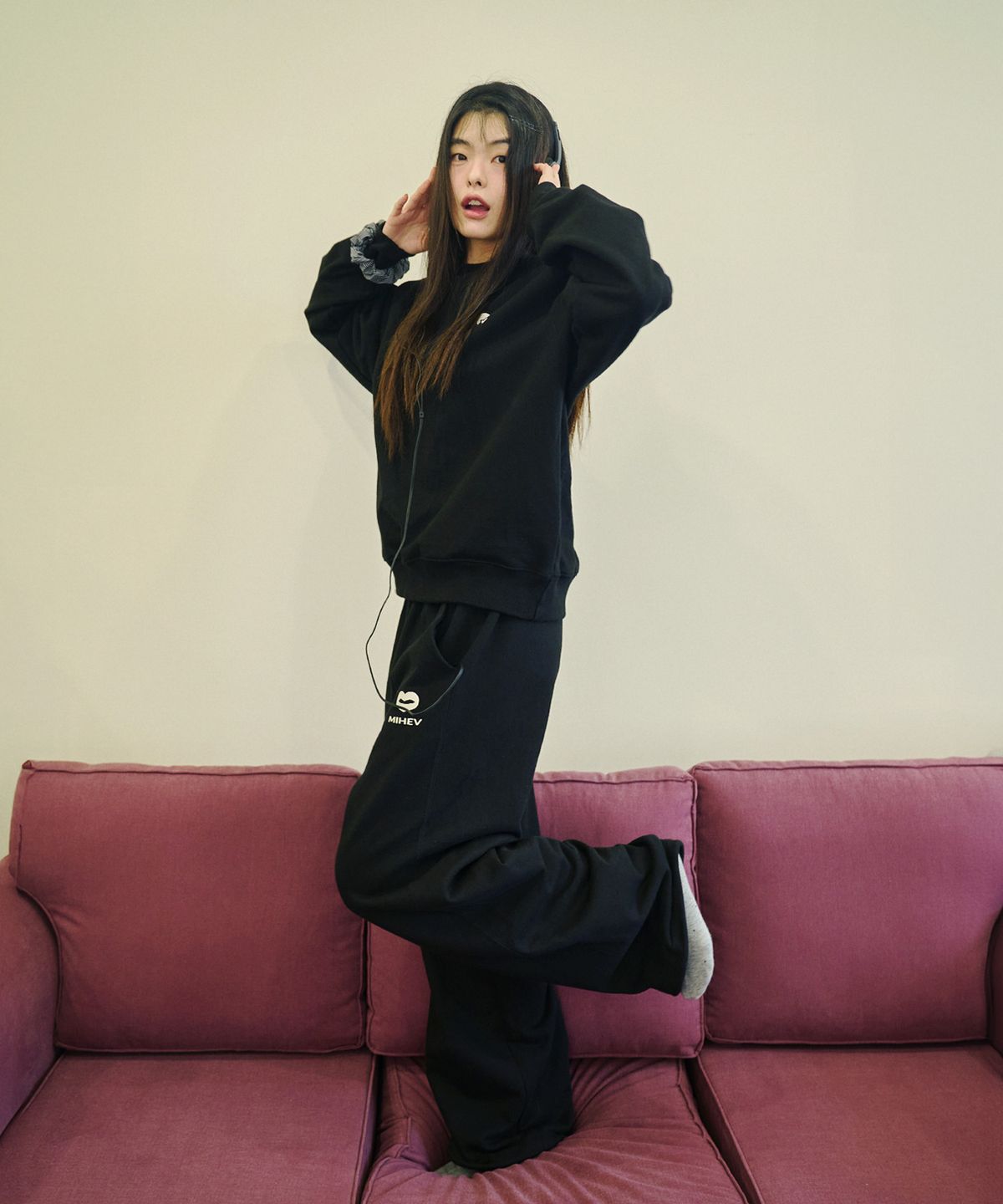 미헤브(MIHEV) [UNISEX] 스티치 클래식 로고 스웻셔츠 블랙