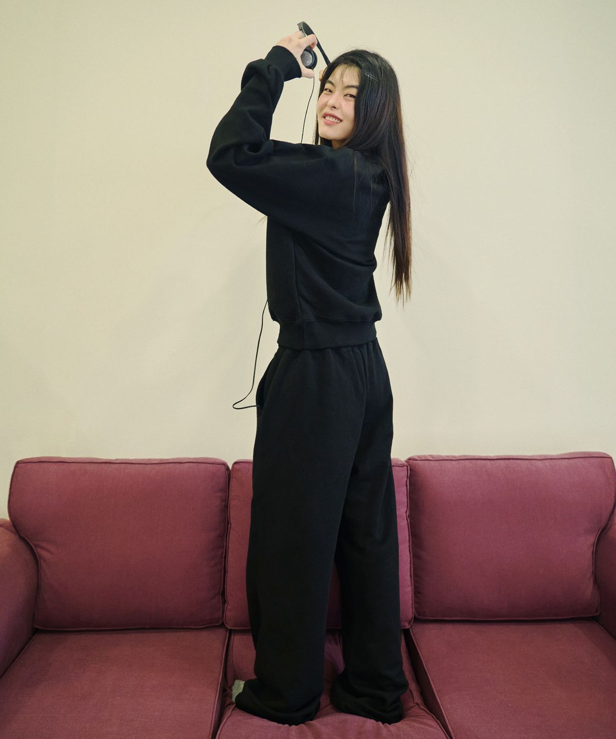 미헤브(MIHEV) [UNISEX] 스티치 클래식 로고 스웻셔츠 블랙