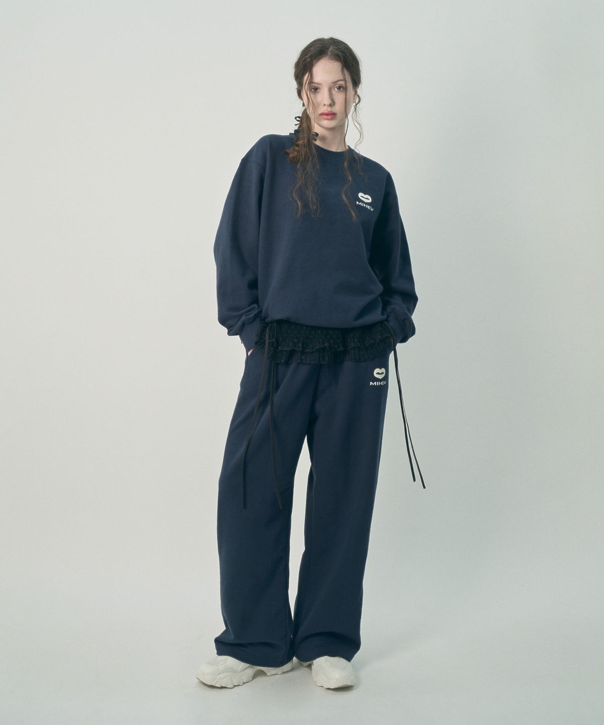 미헤브(MIHEV) [UNISEX] 스티치 클래식 로고 스웻팬츠 네이비