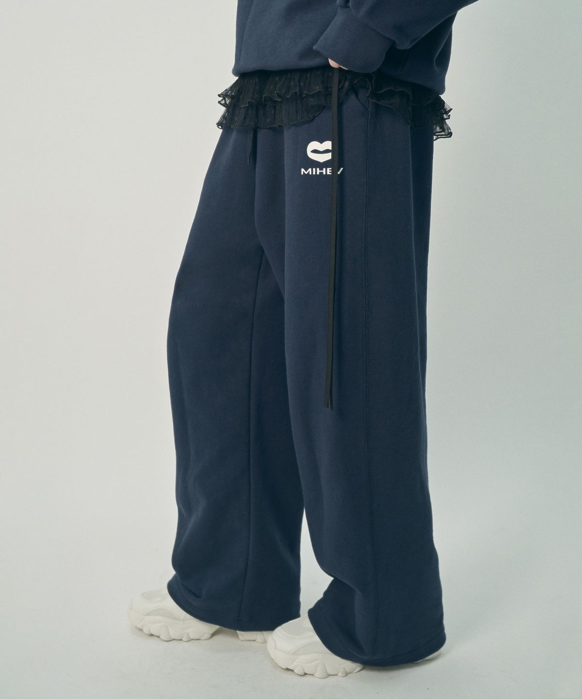 미헤브(MIHEV) [UNISEX] 스티치 클래식 로고 스웻팬츠 네이비