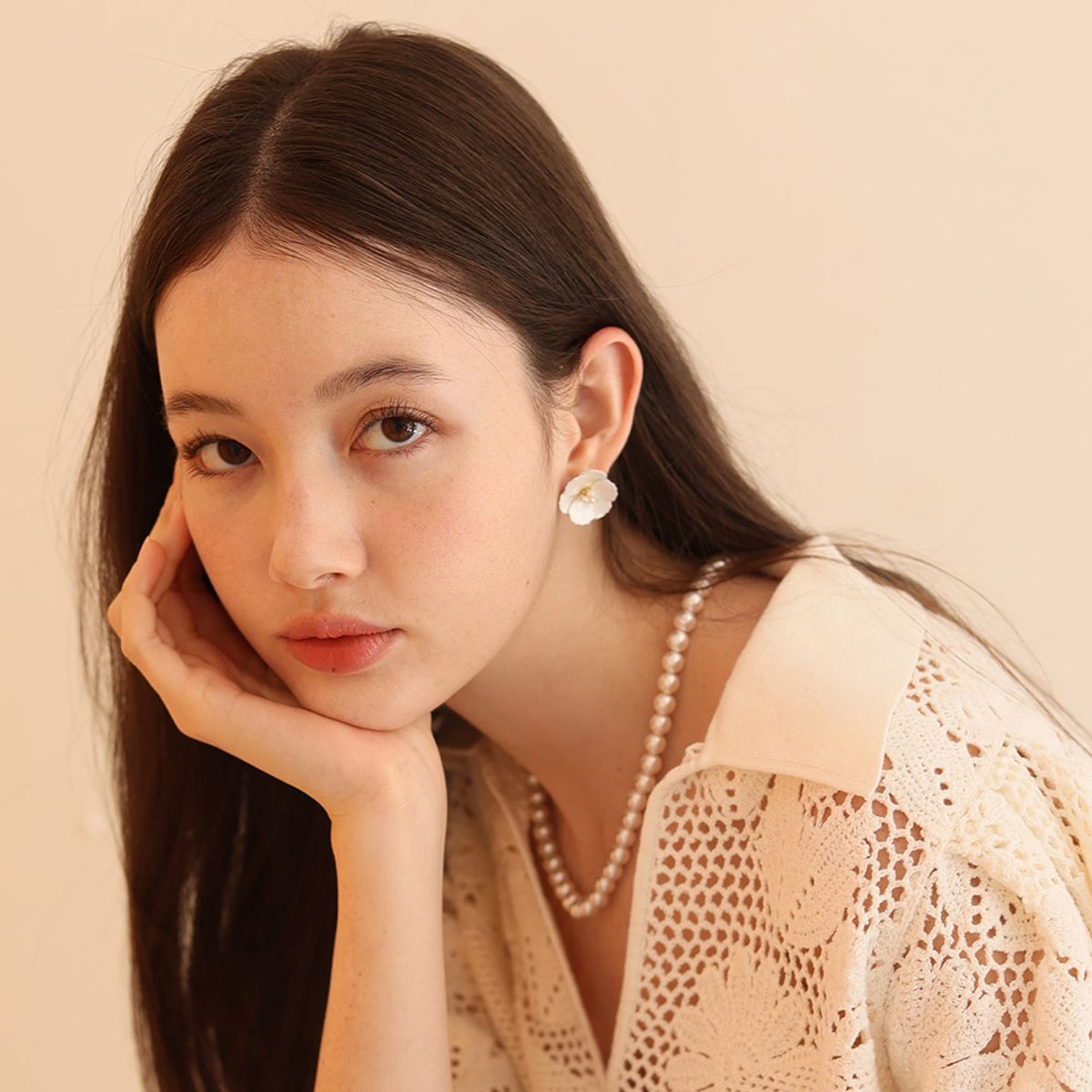 다나버튼(DANA BURTON) 동백꽃 진주 실크 귀걸이