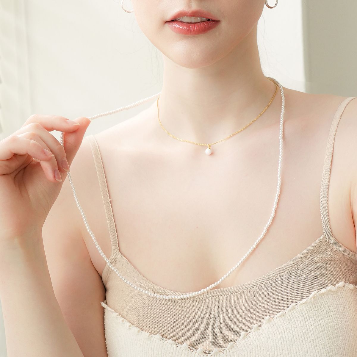 다나버튼(DANA BURTON) 쁘띠 라운드 진주 롱 목걸이